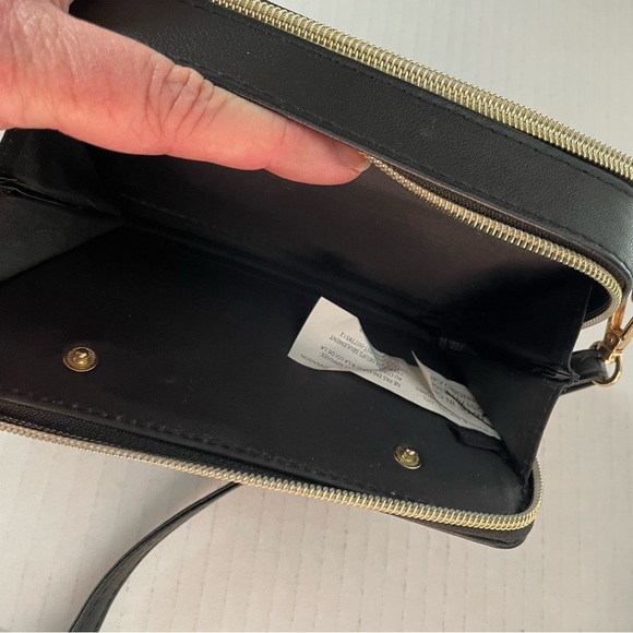 Adrienne Vittadini Studio no charging zip around crossbody purse wallet in black - Picture 6 of 7